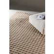 Denne produkten heter Niva, laget av Polyester materiale med en vakker Beige farge – SE Mattor