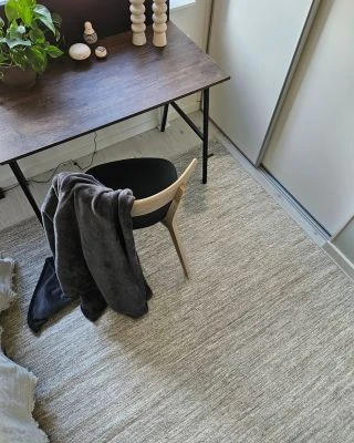 Denne produkten heter Lunda, laget av 80% Ull & 20% Bomull materiale med en vakker Lys Grå farge – SE Mattor