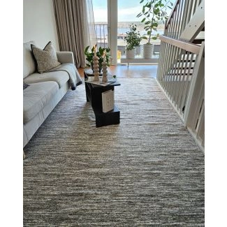 Denne produkten heter Lunda, laget av 80% Ull & 20% Bomull materiale med en vakker Greige farge – SE Mattor