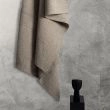 Denne produkten heter Molly, laget av 60% Ull & 40% Bomull materiale med en vakker Mørk Beige farge – SE Mattor