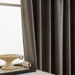 Denne produkten heter Mathilde, laget av Polyester materiale med en vakker Taupe farge – SE Mattor