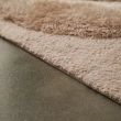 Denne produkten heter Moody Bow, laget av Polyester materiale med en vakker Beige farge – SE Mattor
