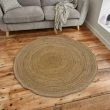 Denne produkten heter Candace Fläta, laget av Jute materiale med en vakker Natur farge – SE Mattor