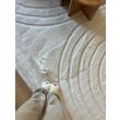 Denne produkten heter Rabbit Zen, laget av Polyester materiale med en vakker Offwhite farge – SE Mattor