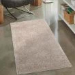 Denne produkten heter Lazy, laget av  materiale med en vakker Sand farge – SE Mattor