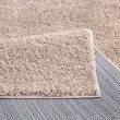 Denne produkten heter Lazy, laget av  materiale med en vakker Sand farge – SE Mattor
