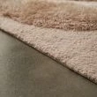 Denne produkten heter Moody Bow, laget av Polyester materiale med en vakker Beige farge – SE Mattor