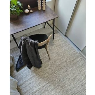 Denne produkten heter Lunda, laget av 80% Ull & 20% Bomull materiale med en vakker Lys Grå farge – SE Mattor