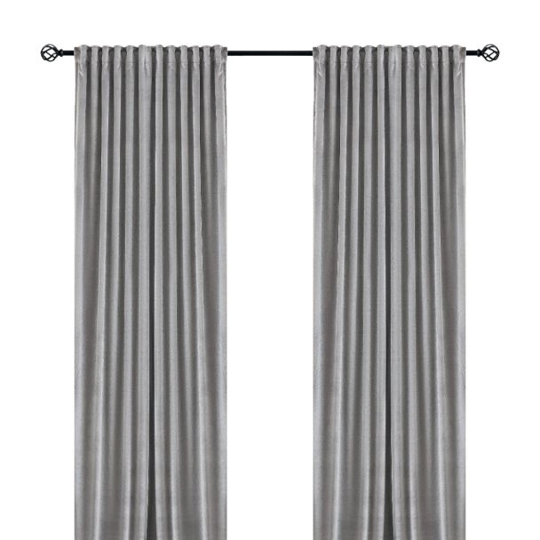Denne produkten heter Mathilde, laget av Polyester materiale med en vakker Sølv farge – SE Mattor